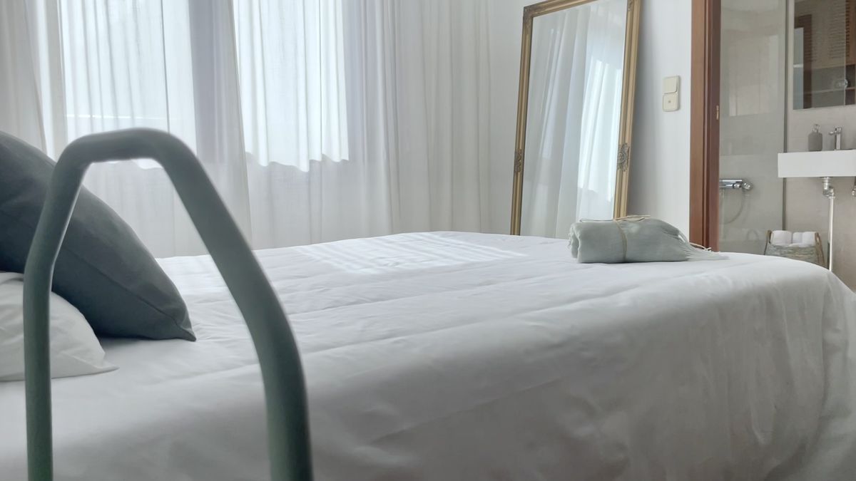 Dormitorio principal con baño del alojamiento Castro de Untia en Betanzos