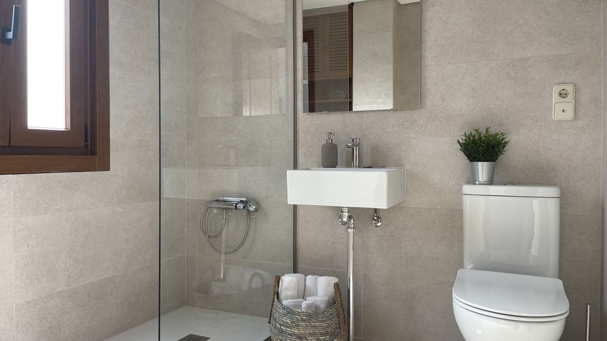 Baño reformado del alojamiento turístico Castro de Untia en Betanzos